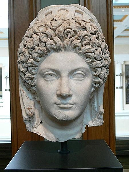 Julia Titi, Tochter des Titus